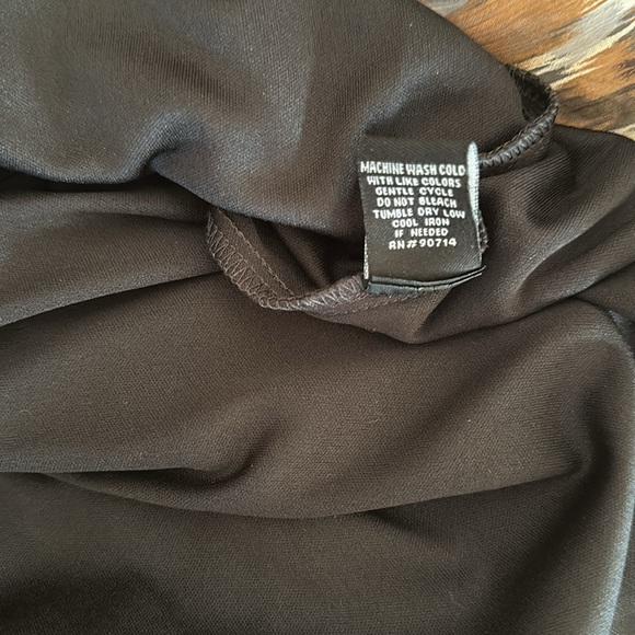 Addressing woman lined sleeveless dress. - Picture 8 of 8